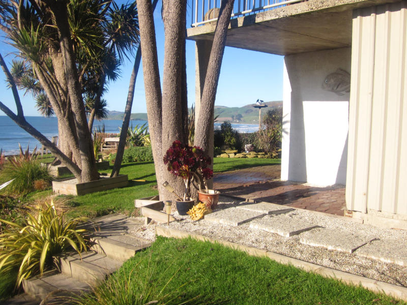 Beach Life; The view from the unit is exceptional. It looks straight out over the beach and catches the sun throughout the day. This page shows you exactly what you will see from the unit if you stay there... depending on the season, the weather and the time of day. Kaka Point is renowned for the colourful dawn as the sun comes up over the sea. Even on a dull or rainy day the view of the sea is still addictive. On a sunny day you just want to sit and relax and watch the sea rolling in all the way out to the horizon.