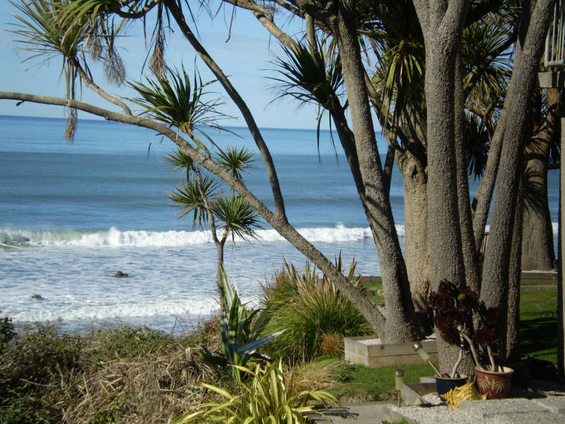 Beach Life; The view from the unit is exceptional. It looks straight out over the beach and catches the sun throughout the day. This page shows you exactly what you will see from the unit if you stay there... depending on the season, the weather and the time of day. Kaka Point is renowned for the colourful dawn as the sun comes up over the sea. Even on a dull or rainy day the view of the sea is still addictive. On a sunny day you just want to sit and relax and watch the sea rolling in all the way out to the horizon.